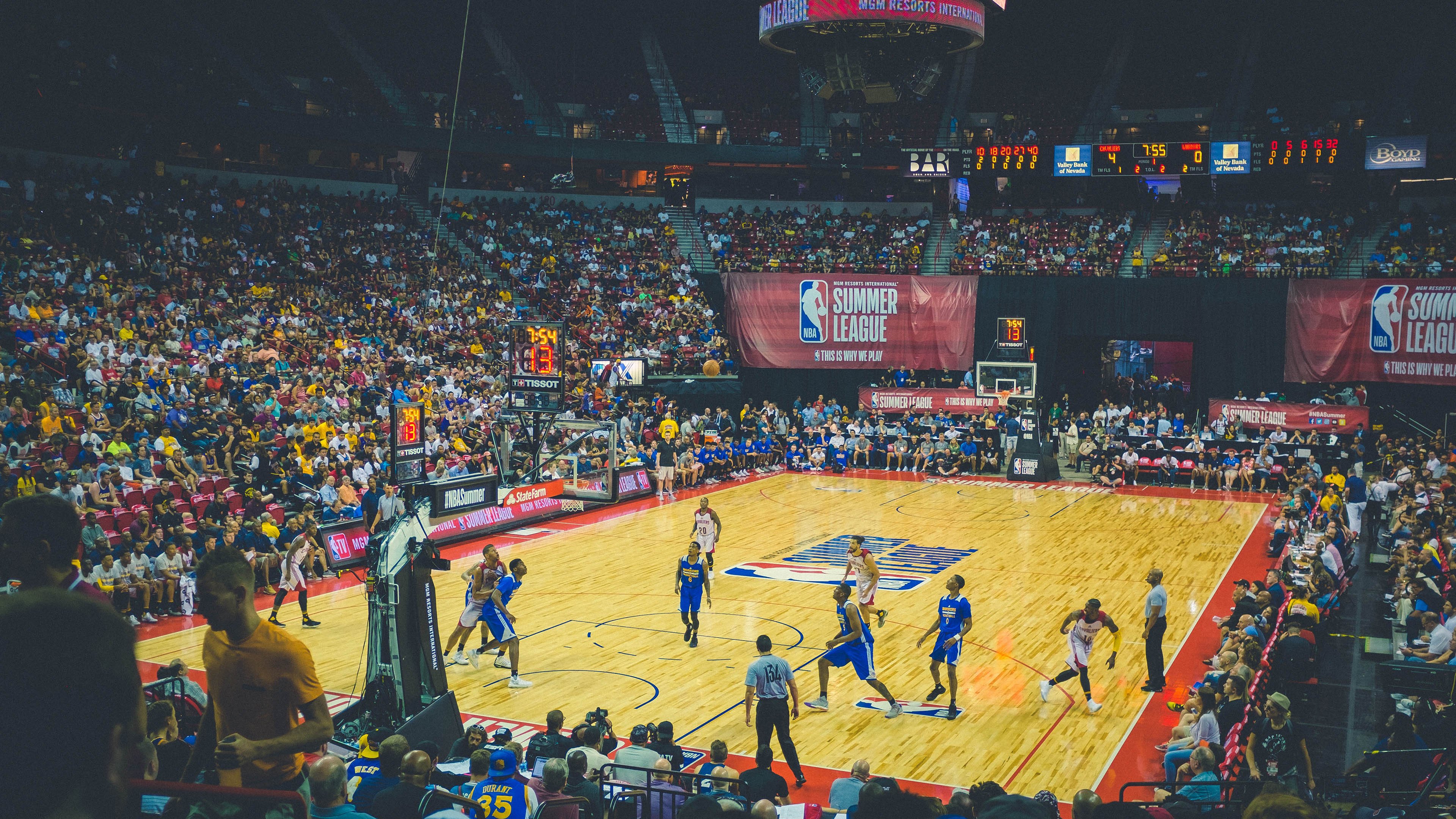 猛龙强势晋级,霍勒迪点燃赛场,北境之师如何击碎马刺铁壁