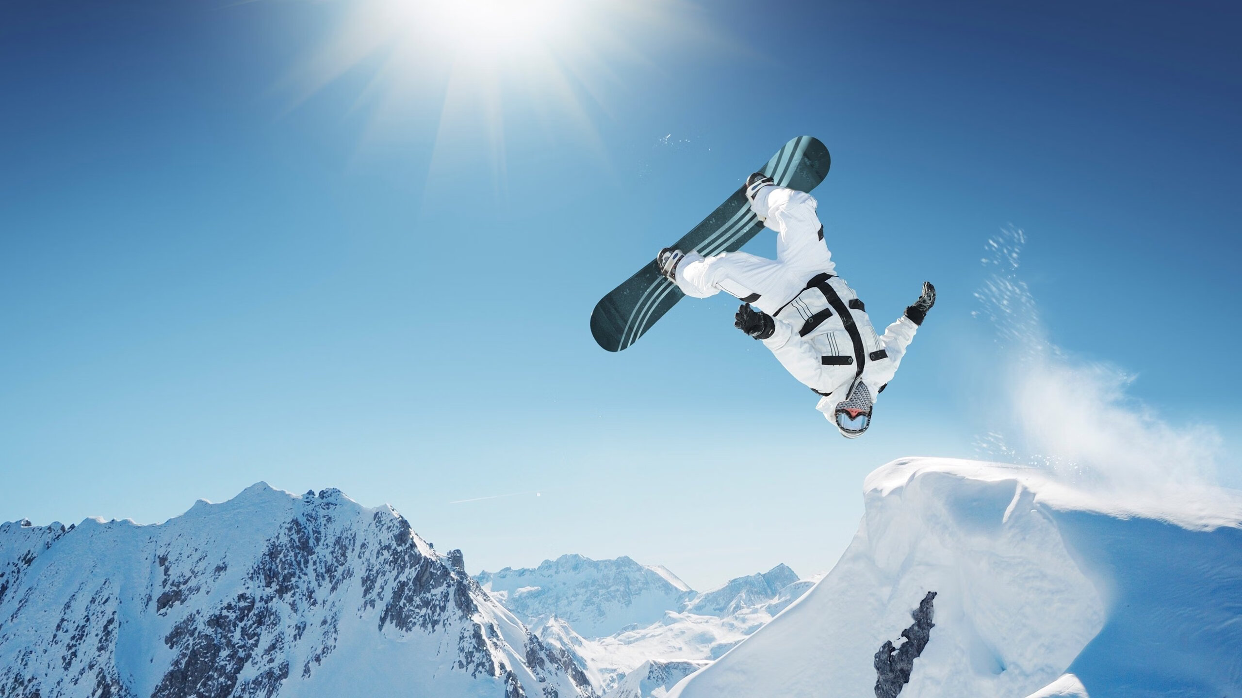 赛道上的银色闪电，皮亚斯特里关键制胜，阿斯顿马丁横扫哈斯车队